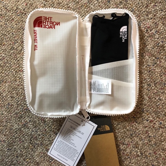 π The North Face Travel Kit & Face Mask - Picture 3 of 12